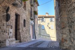 Le vie del centro storico medievale di Zavattarello in Lombardia - © Steve Sidepiece / Shutterstock.com