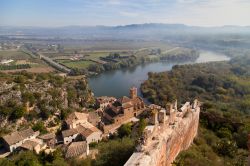 In volo sul castello di Miravet, il borgo medievale e il fiume Ebro in Catalogna