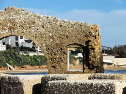 Un'antica costruzione per la pesca del tonno a Avola, Sicilia.



