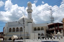 Moschea a Dar es Salaam, Tanzania - Una delle architetture religiose di fede islamica ospitata nel centro di Dar. Anche in Tanzania vi è una ricca spiritualità come nel resto del ...