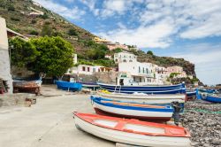Barche dei pescatori sull'isola di Alicudi, Sicilia - Sono ormeggiate sulla graziosa spiaggia dell'isola le tipiche imbarcazioni in legno usate dai pescatori. Nei secoli passati la pesca ...