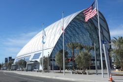 L'Anaheim Regional Transportation Intermodal Center, qui all' ARTIC arrivano i treni Amtrack, la Metrolink ed anche gli aoutubus come Greyhound e Megabus - © LunaseeStudios / Shutterstock.com ...