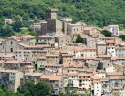 Il villaggio di Arcidosso si erge sulle pendici del Monte Amiata in Toscana