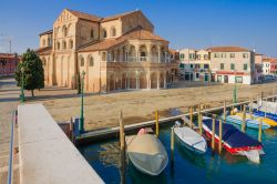 Il Duomo di Murano - la Basilica dei Santi Maria e Donato è il più importante edificio religioso dell'isola e la sua edificazione risale al X secolo. La caratteristica di questa ...