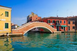 Un tipico paesaggio muranese con ponte e canale - la località di Murano è composta da sette piccole isole connesse tra loro da canali e ponti. Questa magnifica isola è, ...