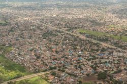 Fotografia aerea di Dar es Salaam, Tanzania - Principale polo economico e primo porto del paese, Dar es Salaam, il cui nome arabo significa "casa della pace", è la più ...