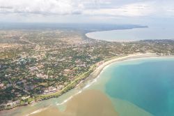 Dar es Salaam affacciata sull'Oceano Indiano, Tanzania - Una baia naturale antistante il tratto di mare compreso fra le isole di Zanzibar e Mafia è la perfetta cornice di questa città ...