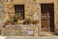 Particolare di una casa in sasso a Civita di Bagnoregio, Lazio. Nel tortuoso dedalo di vie e viuzze che caratterizzano questo borgo fantasma si possono ammirare abitazioni e case costruite in ...