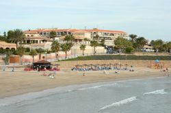 Spiaggia di sabbia a Orihuela, Spagna. Molti dei tratti litoranei di questa città sono insigniti della Bandiera Blu, riconoscimento conferito alle località costiere a garanzia ...