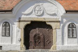 Il bel portone d'ingresso di un palazzo storico di Szekesfehervar, Ungheria.  