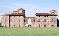 Il Castello di Cavernago: è una delle due fortificazioni della cittadina in Lombardia. Si trova a nord del centro, mentre a sud-ovest si erge il Castello di Malpaga