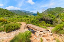 Un sentiero tra le montagne intorno al villaggio di Osani, trekking nel nord-ovest della Corsica