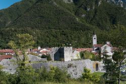 Le antiche mura di Venzone, Friuli Venezia Giulia, Italia. La possente cerchia delle mura con le torri racchiude le 14 "insulae" dell'antico borgo medievale.



