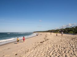 Kutani beach a Dar es Salaam, Tanzania - Turisti e locali passeggiano sulla sabbia finissima della spiaggia di Kutani in una giornata soleggiata © Magdalena Paluchowska / Shutterstock.com ...