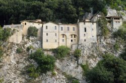 Il complesso del Santuario di Greccio, arroccato sulle rocce del Monte Lacerone, nel Lazio - © flaviano fabrizi / Shutterstock.com