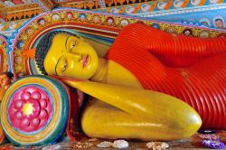 La statua del Buddha sdraiato nel tempio di Isurumuniya, Anuradhapura, Sri Lanka.
