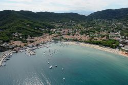 Tratti liberi e altri di bagni attrezzati per la spiaggia di Marina di Campo, ideale soprattutto per le famiglie: la sabbia fine digrada dolcemente in mare tanto che in alcuni punti per oltre ...