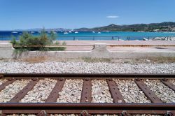 La ferrovia a Ile Rousse, in riva al mare