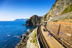 Un tratto della stazione ferroviaria di Manarola, Cinque Terre, Liguria. Una bella veduta panoramica dall'alto del borgo sul mare e sulla costa rocciosa lungo cui scorre la ferrovia.
