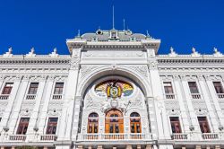 Il Palazzo del Governo del dipartimento di Chuquisaca si trova in Plaza 25 de Mayo, la principale piazza della città di Sucre, in Bolivia - foto © saiko3p / Shutterstock
