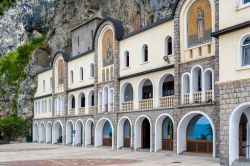 Edifici del monastero di Ostrog con mosaici, Niksic, Montenegro. Questo luogo di culto è uno dei più visitati dei Balcani poichè rappresenta il punto di incontro di tre ...