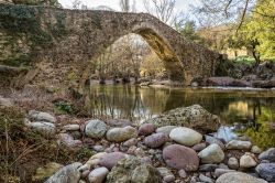 Antico ponte genovese nel villaggio di Piana in Francia - © Jon Ingall / Shutterstock.com