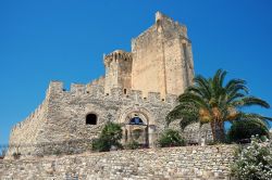 
	 Il castello federiciano sul Capo Spulico, sulla costa nord-orintale della Calabria - © ollirg / Shutterstock.com
