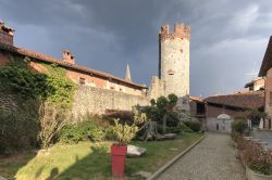 Il villaggio medievale di Ricetto di Candelo, Biella, visto dall'esterno, Piemonte. Questo piccolo borgo piemontese è uno dei gioielli d'Italia - © outcast85 / Shutterstock.com ...