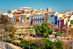 Abitazioni varipionte a La Vila Joiosa, Spagna. Situata nella provincia di Alicante, questa graziosa cittadina dalla vocazione marinara offre a chi la guarda un suggestivo scenario di case dipinte ...
