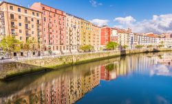 Il fiume Nervión riflette le facciate dei palazzi costruiti lungo le sue rive nella città di Bilbao (Paesi Baschi, Spagna) - foto © Luc Vi / Shutterstock
