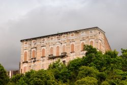 Il Castello di Polcenigo in Friuli Venezia GIulia che domina il borgo dall'alto di una collina
