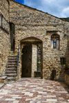 Una piccola piazza nel centro storico di Vallo di Nera