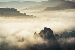 Il villaggio di Biertan fotografato di mattina con la nebbia, Transilvania, Romania. Biertan sorge in una zona collinare, sulla riva sinistra della Grande Tarnava, fiume che scorre per 221 km.

 ...