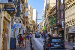 Strade di shopping e mercato locale a Sliema, Malta. La città si trova pochi chilometri a nord della capitale La Valletta - © Kotsovolos Panagiotis / Shutterstock.com