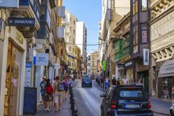 Strade di shopping e mercato locale a Sliema, ...