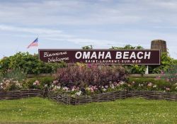Il cartello di benvenuto al sito storico di Omaha Beach a Saint Laurent sur Mer, in Normandia