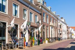 Un locale con tavolini all'esterno in Cattenhagestraat Street, nella città vecchia di Naarden, Paesi Bassi - © TasfotoNL / Shutterstock.com