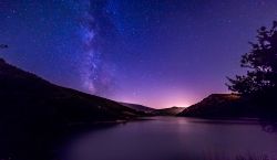 Cielo stellato sul lago di Fiastra nelle Marche sud-occidentali