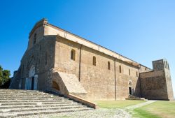 Facciata e corpo principale dell'Abbazia di San Giovanni a Fossacesia in Abruzzo