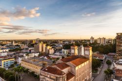 Alba sulla città di Cuiaba, capitale del Mato Grosso, Brasile.

