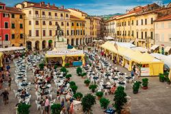 La manifestazione gastronomica Sarzana a Tavola in Piazza Giacomo Matteotti - © iryna1 / Shutterstock.com