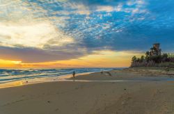 Alba sulla spiaggia di Pineto in Abruzzo - © ValerioMei / Shutterstock.com