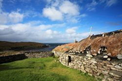 Villaggio di Blackhouse a Lewis and Harris, Scozia - Una delle tradizionali case comunitarie che si possono ammirare sull'isola scozzese © John A Cameron / Shutterstock.com