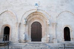 I tre portali d'ingresso della facciata della Cattedrale di Ruvo di Puglia - © Mi.Ti. / Shutterstock.com