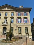 La facciata della Nanca Cantonale del Jura nella piazza principale di Porrentruy, in Svizzera - © Sonia Alves-Polidori / Shutterstock.com