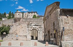 Fotografia di Spello, Umbria. Un tratto della cinta muraria un tempo molto più ampia rispetto a quella che si può ancora osservare al giorno d'oggi.
