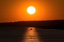 Il mare della Puglia a Marina di San gregorio, costa del Salento al tramonto