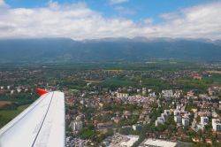 Veduta dall'aereo nei pressi di Ginevra della città di Ferney-Voltaire (FRancia). Sullo sfondo, i monti Jurassic.

