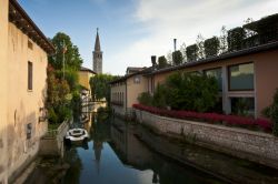 Panorama di Sacile con il campanile della Cattedrale di San Nicolò, Friuli Venezia Giulia.
