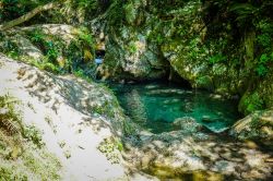 Un lago cristallino sulle Alpi Apuane non distante da Camaiore in Toscana